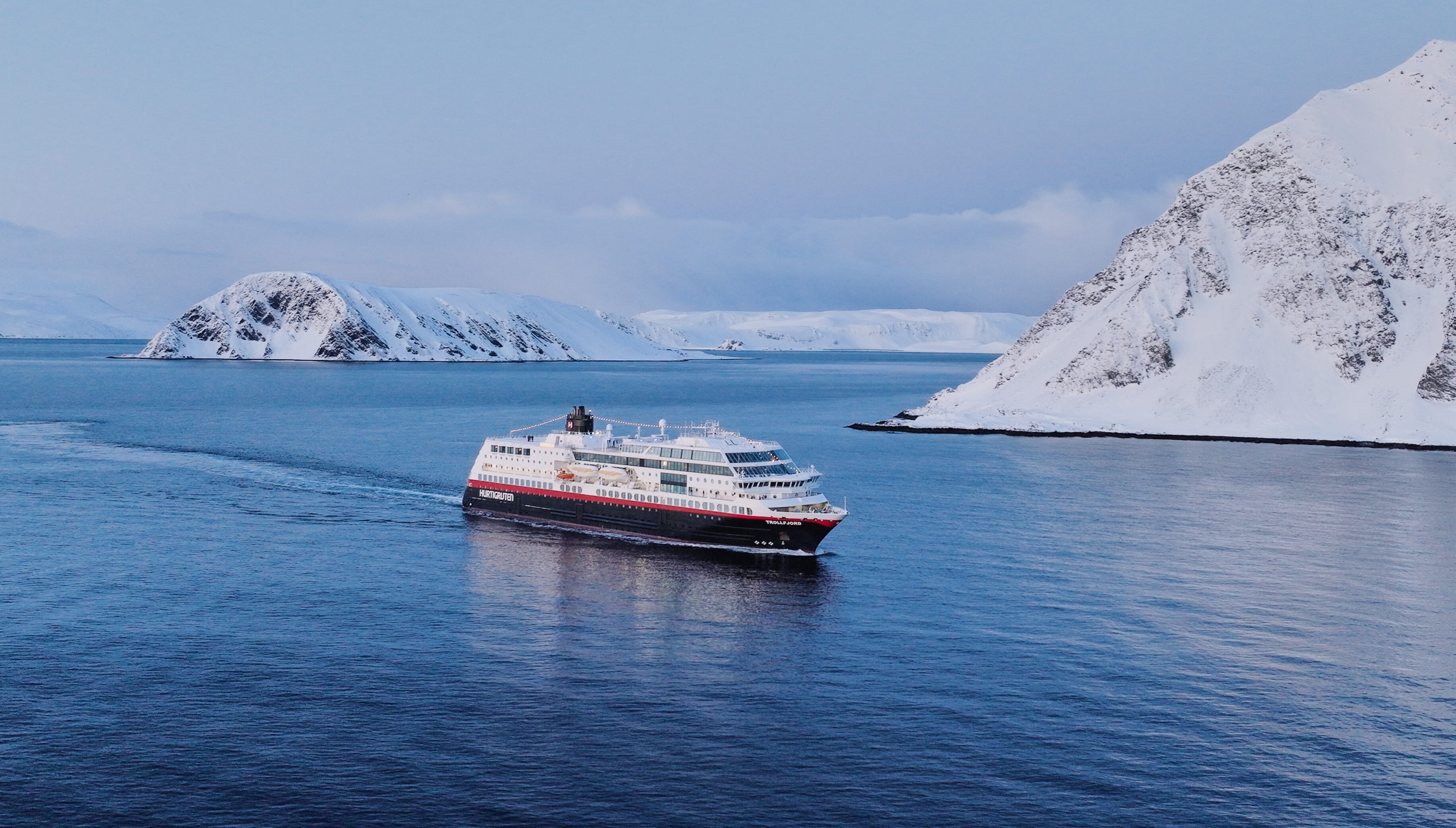 MS Trollfjord utenfor Honningsvåg. MS Trollfjord utenfor Honningsvåg.